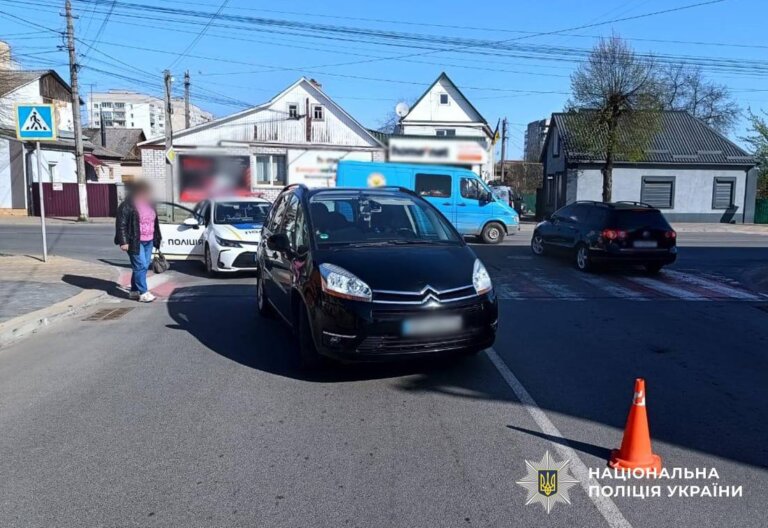 Поліцейські встановлюють обставини ДТП з травмуванням жінки у Звягелі
