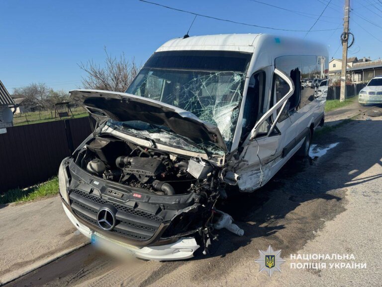 Поблизу Житомира зіткнулися легковик і мікроавтобус: поліція працює на місці ДТП