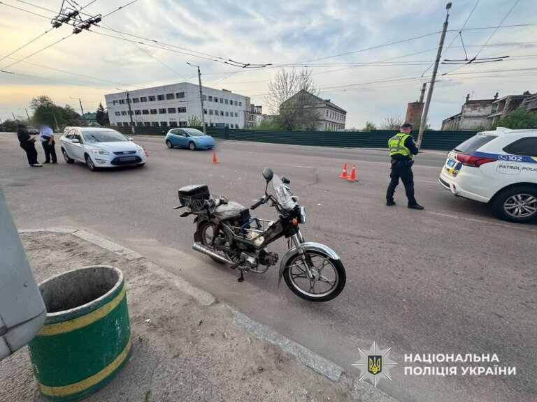 У Житомирі травми в ДТП отримав водій мопеда: поліція проводить розслідування