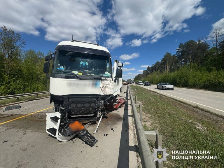 Неподалік Житомира в ДТП загинув водій легковика, неповнолітній пасажир – у лікарні: поліція розпочала досудове розслідування