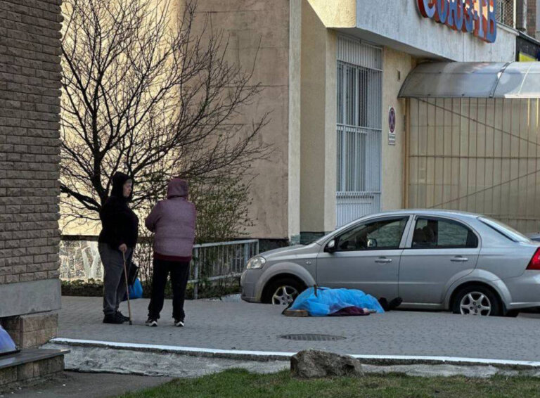 На Проспекті Миру у Житомирі виявили тіло чоловіка