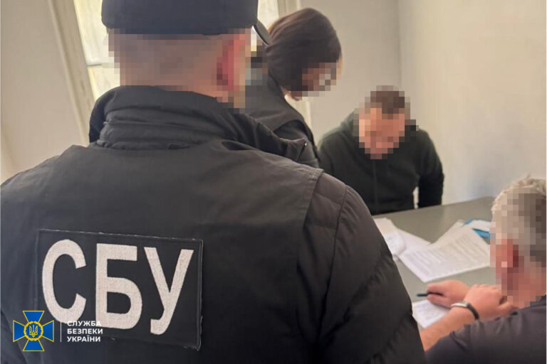 На Житомирщині повідомлено нові підозри рекетиру, якого СБУ затримала на «вибиванні» держвиплат у пораненого воїна ЗСУ та його дружини