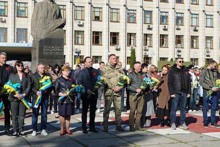 У День памʼяті та перемоги в Житомирі вшанували борців із нацизмом і Героїв російсько-української війни