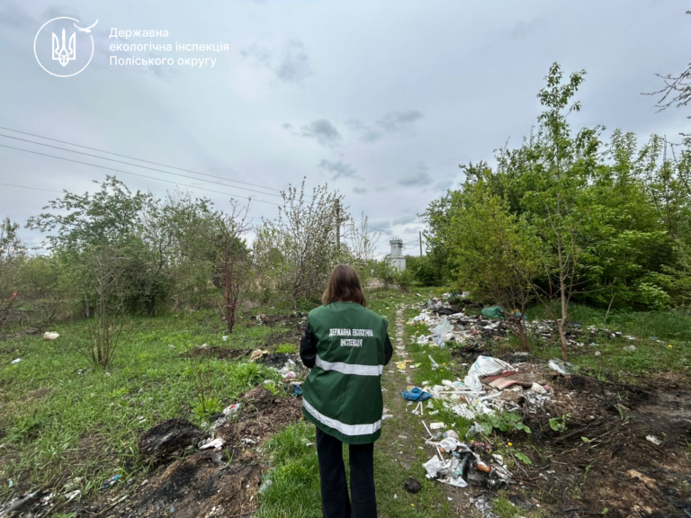 Підприємство Сергія Колесника знов відзначилося: Поблизу дороги на міський полігон твердих побутових відходів Екоінспекція вкотре фіксує стихійні сміттєзвалища