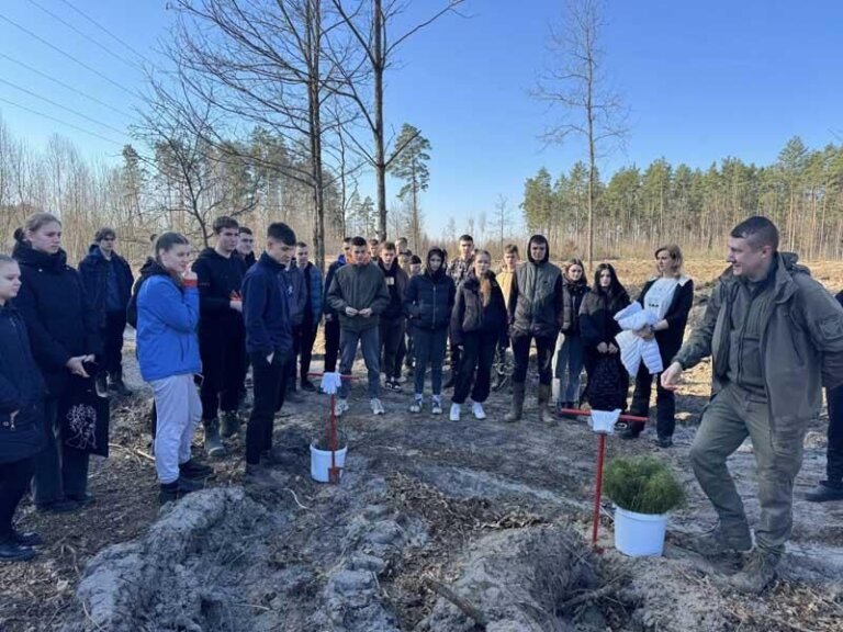 У Лугинському лісництві ліцеїсти допомогли висадити понад 6 тисяч саджанців сосен та дубів