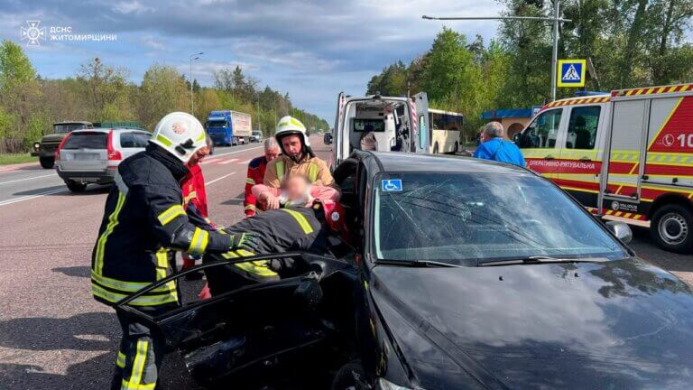 ДПТ у Житомирському районі: рятувальники деблокували пасажира з легкового авто