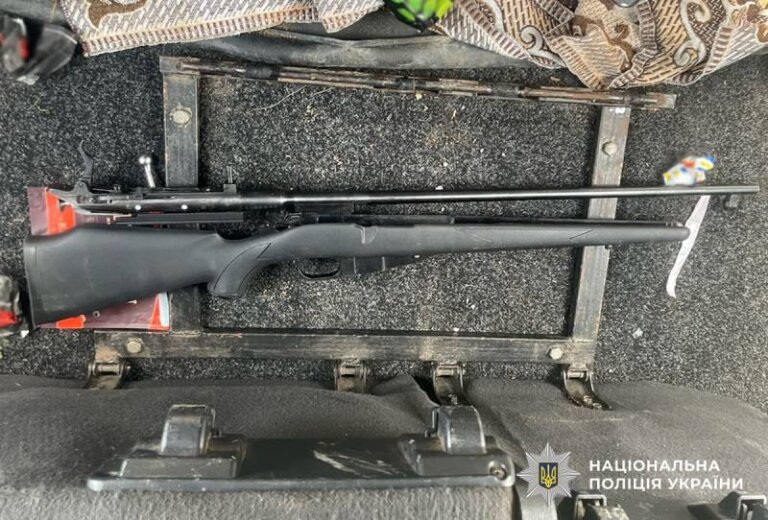 На Житомирщині поліція затримала чоловіка під час продажу снайперської гвинтівки