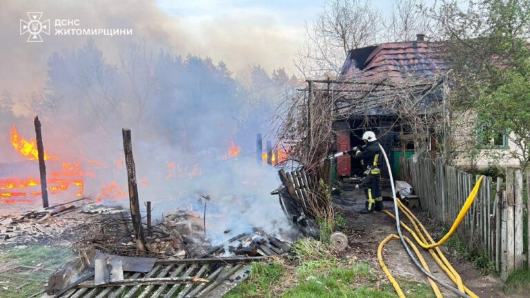 На Коростенщині рятувальники ліквідували пожежу в приватному домоволодінні