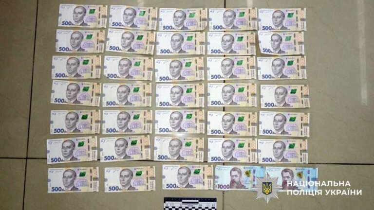 Викрав гроші просто з прилавка: Житомирські поліцейські затримали підозрюваного у грабежі