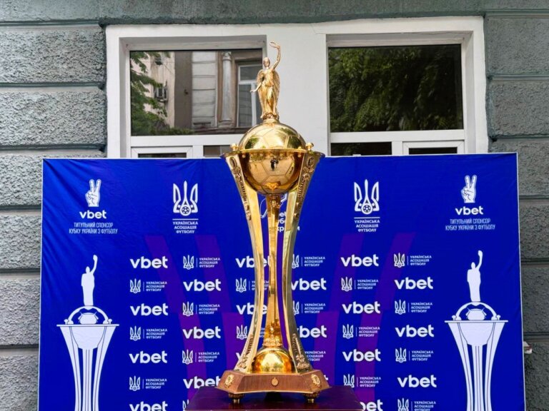 У Житомирі на вулиці Михайлівській встановлено головний футбольний трофей країни — Кубок України, який можна побачити просто неба до понеділка
