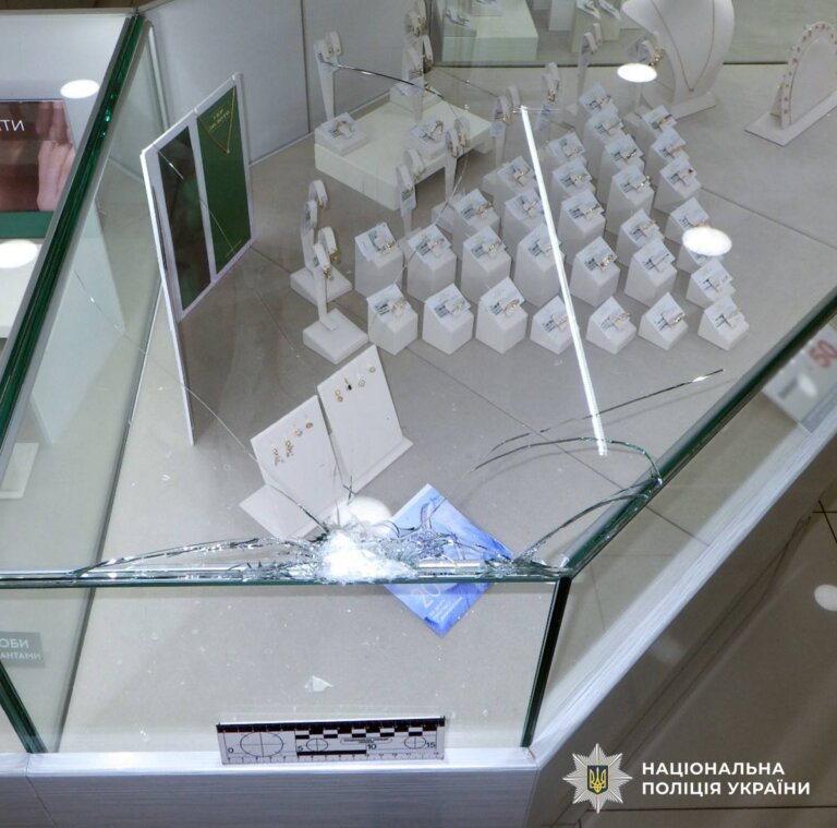 У Бердичеві поліція затримала містянина за спробу пограбувати ювелірний магазин