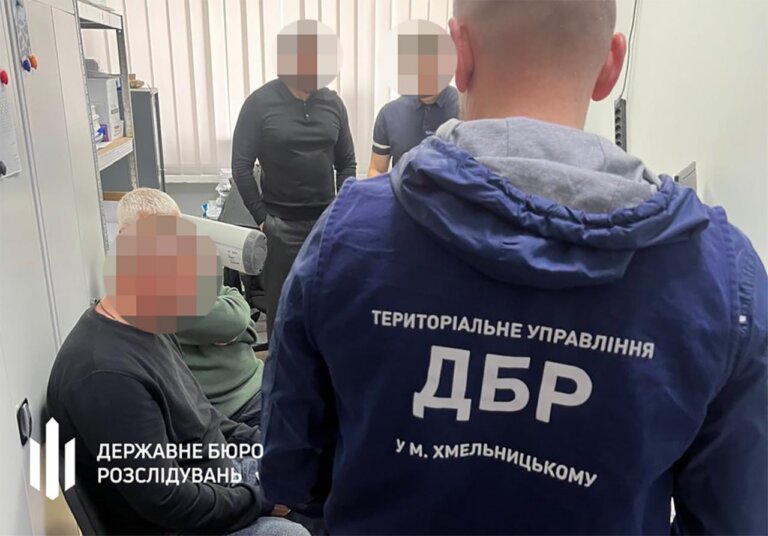 Заступник начальника Райківської виправної колонії виплачував зарплату «мертвим душам»