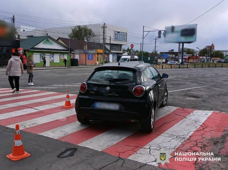 Поліцейські розслідують ДТП з травмуванням пенсіонерки у Звягелі
