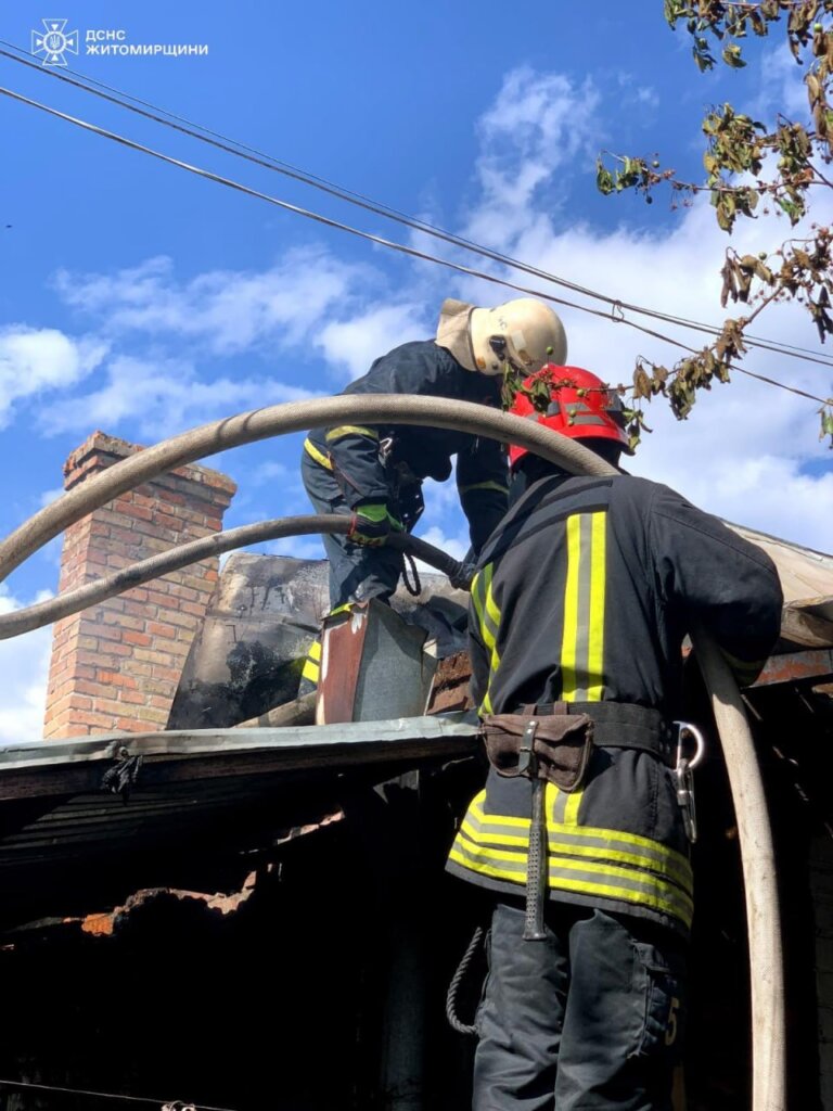 У Бердичеві рятувальники ліквідували пожежу в житловому будинку