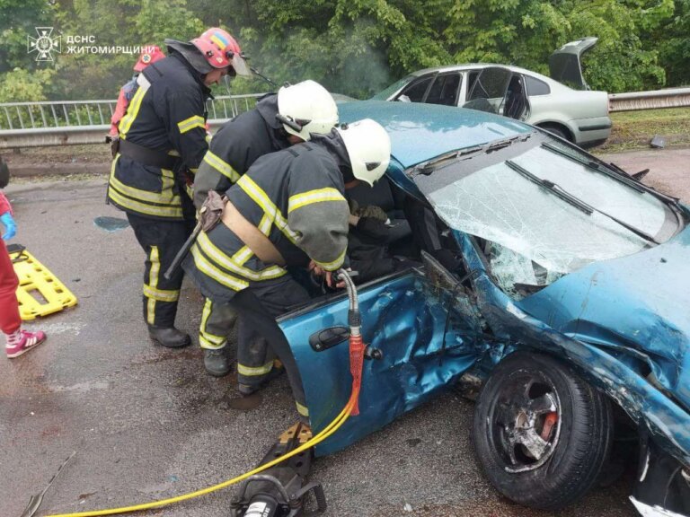 Рятувальники визволили пасажирку з понівеченого авто
