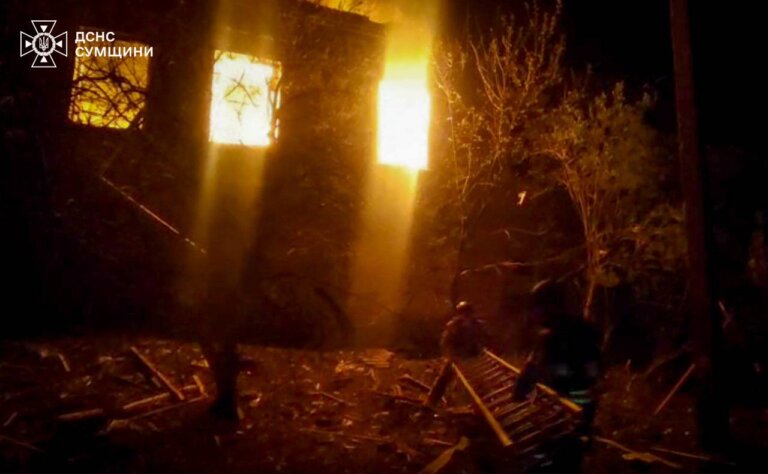 Сумщина: вночі рятувальники ліквідували пожежі, які виникли через російську атаку