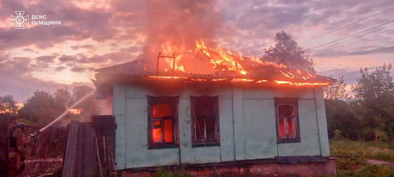 Сумщина: рятувальники ліквідували пожежу в житловому секторі, спричинену російською атакою