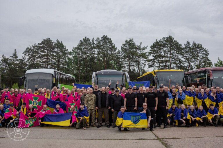 З полону звільнили ще 303 українців, – ексклюзивні фото СБУ за підсумками третьої частини обміну 1000 на 1000