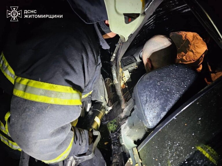 Вночі рятувальники залучалися на ліквідацію наслідків дорожньо-транспортної пригоди, що сталася за участю легковика у м. Бердичів