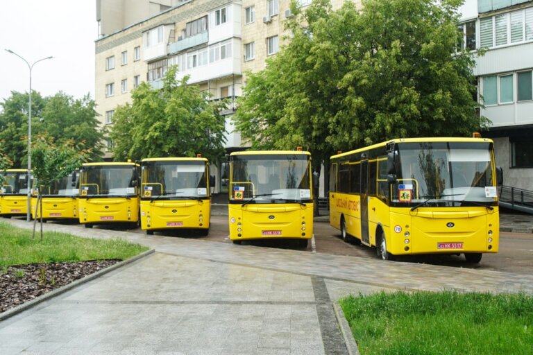 Громади Житомирщини отримали 27 нових шкільних автобусів