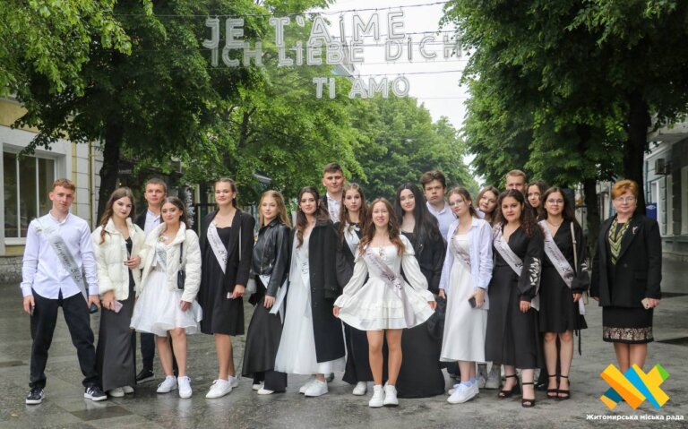 Останній дзвоник пролунав для понад півтори тисячі випускників 11- х класів
