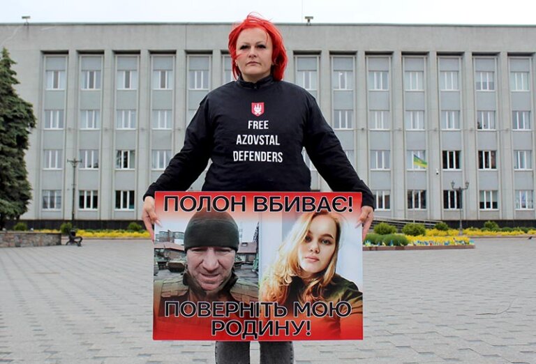 У третю річницю неволі українських захисників Маріуполя Олександра Столяр провела одноосібну акцію у центрі Бердичева