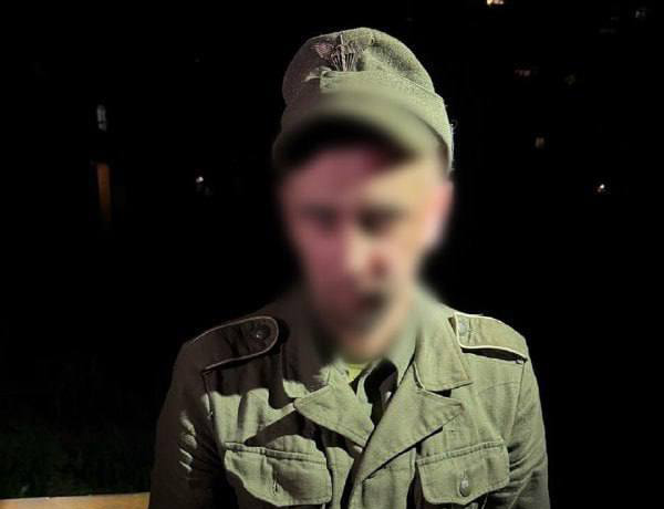 У Запоріжжі правоохоронці затримали місцевого, що розгулював містом у формі вермахта з гранатою у руках
