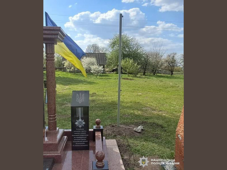 Забрав прапор та квіти з могили захисника: чуднівські поліцейські викрили підозрюваного у нарузі