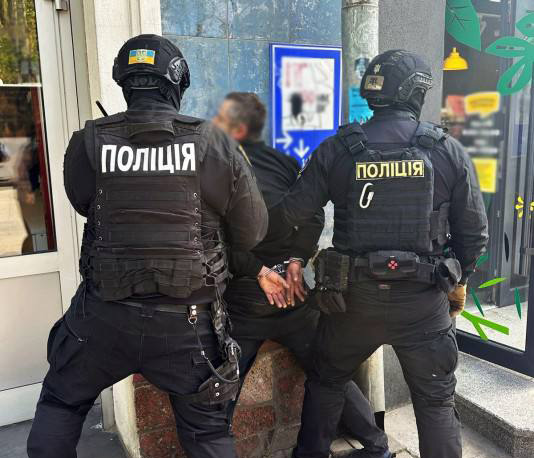 Поліцейські викрили житомирянина у збуті наркотиків та вибухівки