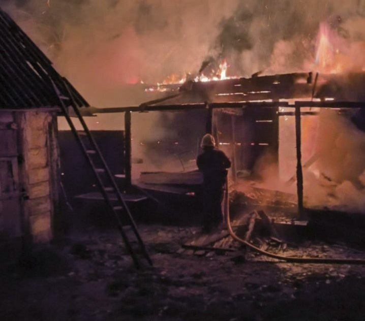 Сьогодні вночі рятувальники гасили пожежу в дерев’яному житловому будинку в с. Іванівка Коростенського району