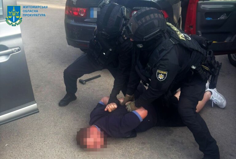 Житомирські поліцейські повідомили про підозру п’ятьом учасникам злочинних схем переправлення військовозобов’язаних за кордон