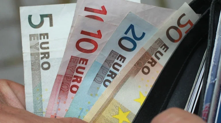 НБУ встановив курс євро до гривні на рівні 48,2 грн за €1, таким чином оновивши історичний рекорд