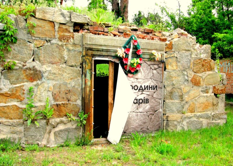 У Житомирі невідомі пошкодили вхід до історичного склепу родини Шодуарів, розташованого на території старого Лютеранського кладовища