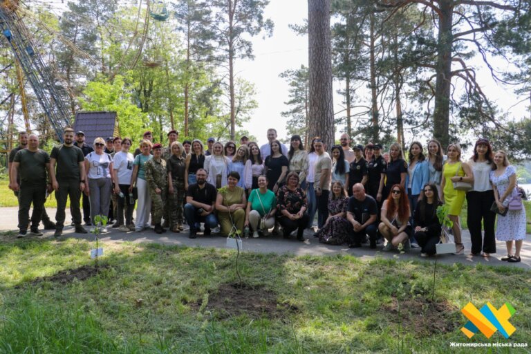 Словом за Україну: журналісти висадили катальпи у житомирському гідропарку