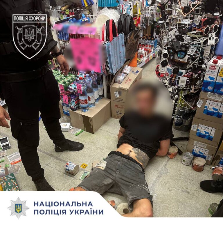 У Житомирі хуліган розбив вікно й пошкодив обладнання в магазині — поліція охорони затримала його за лічені хвилини