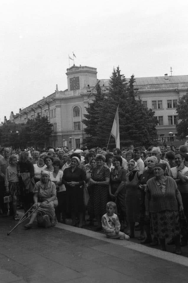13 червня 1990 року Житомир став четвертим обласним центром України, над ратушею якого зʼявився синьо-жовтий стяг