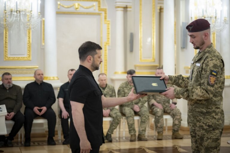 «Хрест бойових заслуг» від Президента Зеленського отримав підполковник Ярослав Бурковський, командир 2-го десантно-штурмового батальйону 95 бригади ДШВ