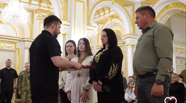 Президент України вручив посмертно Золоту Зірку Героя України рідним сержанта Андрія Лінійчука — легендарного зенітника з позивним «Кельт»