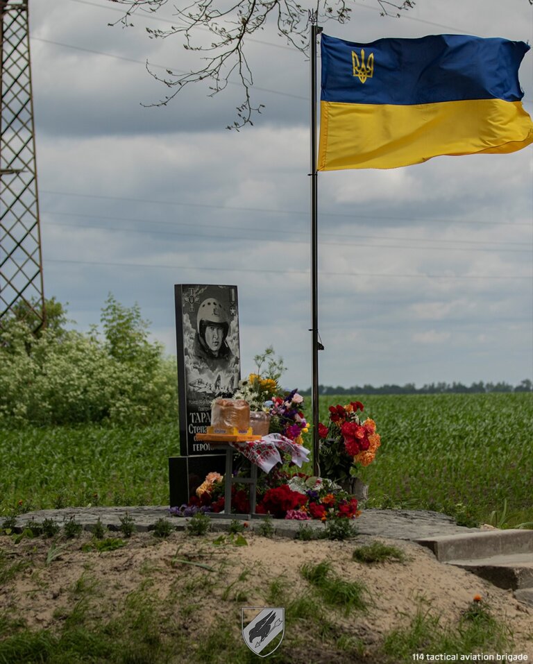 У День Конституції України було відкрито та освячено пам’ятний знак на місці загибелі льотчика 114 бригади тактичної авіації, Героя України майора Степана Тарабалки