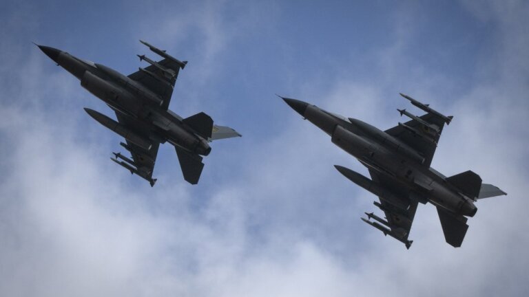 Відбиваючи масовану повітряну атаку з боку РФ, на винищувачі F-16 загинув льотчик першого класу підполковник Максим Устименко