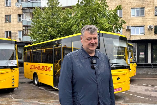 27 автобусів і 50 чиновників: чи варта шкільна закупівля такої «державної уваги»?
