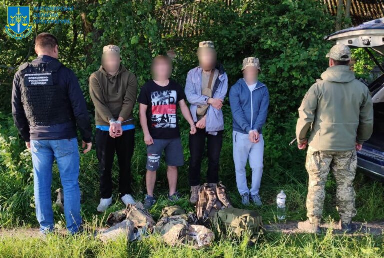 Трьом киянам повідомлено про підозру у сприянні незаконному переправленню чоловіків через держкордон