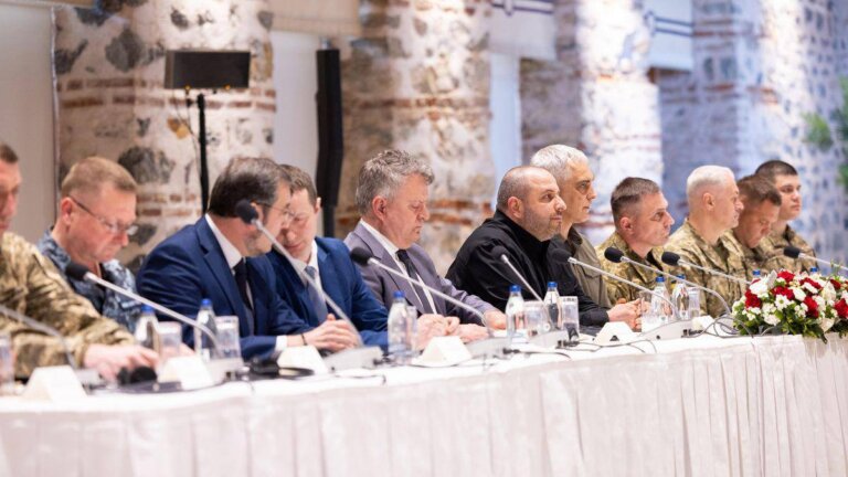 Українська делегація на чолі з міністром оборони Умєровим прибула до Стамбула на переговори з РФ, – представник МЗС Тихий