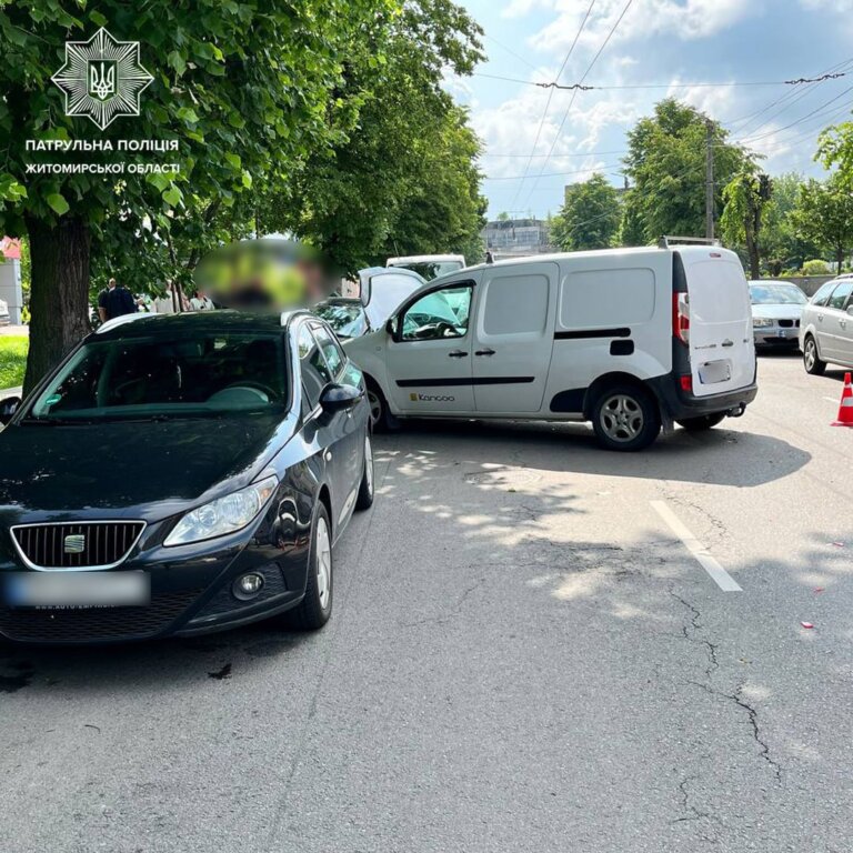 Дорожньо-транспортна пригода за участю чотирьох автомобілів: патрульні склали адмінматеріали
