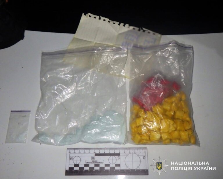 Уночі 5 червня в обласному центрі патрульні поліцейські виявили у водія легковика майже півтори сотні згортків з психотропами