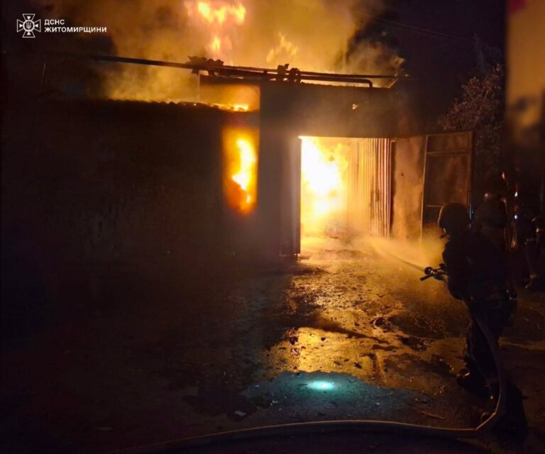 В Житомирі сьогодні вночі внаслідок російської атаки виникла пожежа