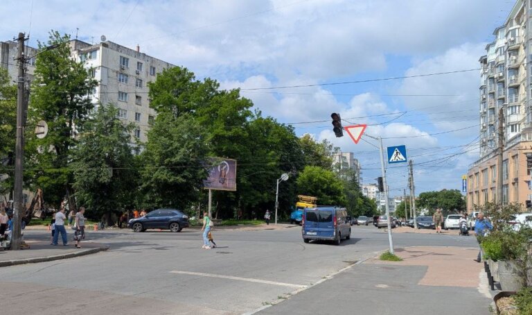 УВАГА! У зв’язку з ДТП на перехресті вулиць Перемоги – Лесі Українки, було пошкоджено опору, лінію електропередач та обладнання світлофора