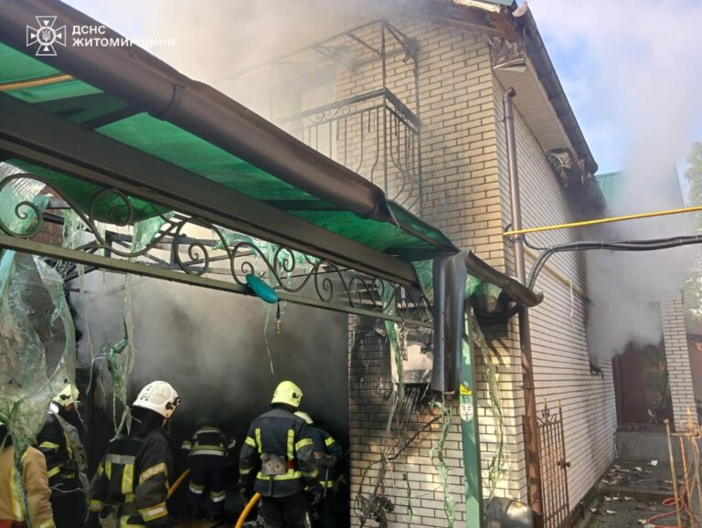 Сьогодні вранці у Житомирі рятувальники ліквідували пожежу в гаражі