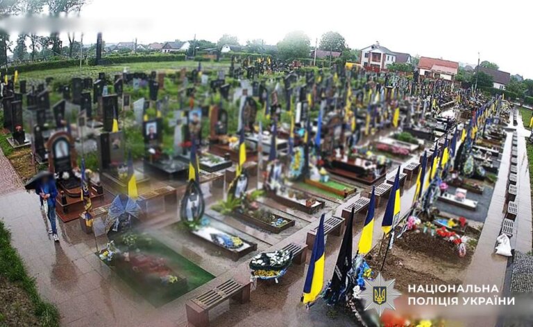 До поліції із заявою про крадіжку майна з місця поховання звернулась матір загиблого воїна