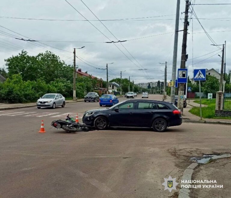 У Житомирі в ДТП травмовано неповнолітнього мотоцикліста: поліція розпочала розслідування